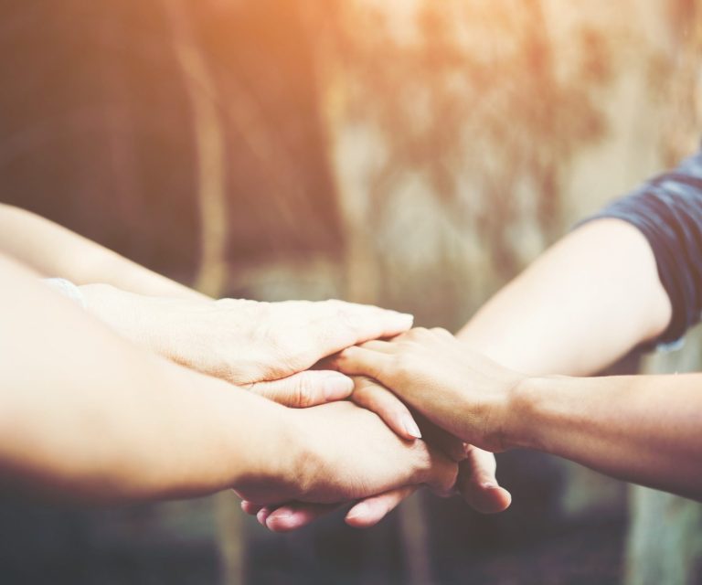 Worte wie „Support“, „Health“, „Care“ und „Hope“ in verschiedenen Farben und Schriftarten.